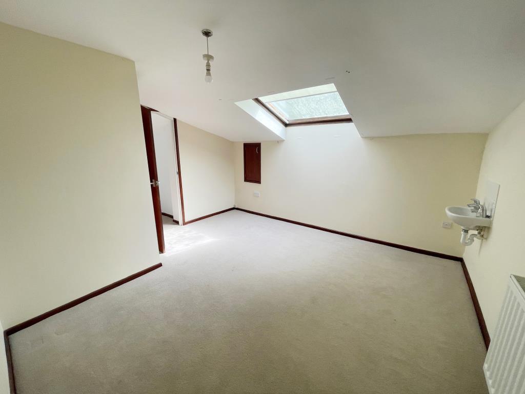 Lot: 106 - DETACHED FORMER GATEHOUSE FOR IMPROVEMENT - Main bedroom with skylight window sink and radiator